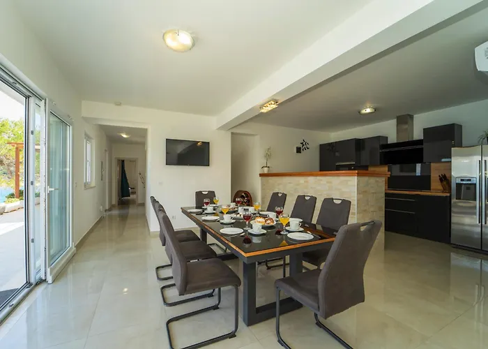 Beachfront Grski Rat Korcula With Pool By Adriaticluxuryvillas ヴィラ Blato