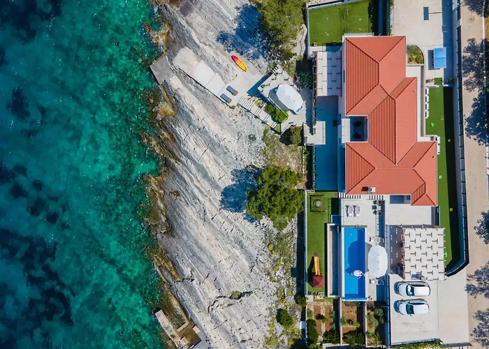 Beachfront Grski Rat Korcula With Pool By Adriaticluxuryvillas ヴィラ