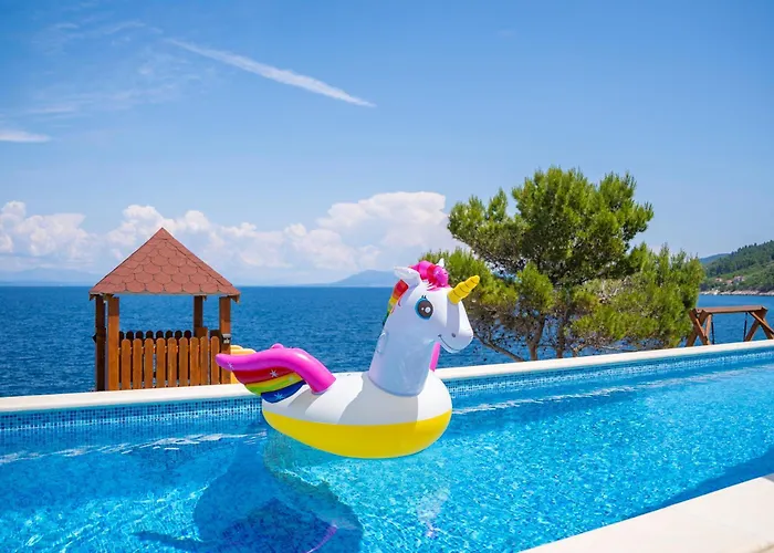 Beachfront Grski Rat Korcula With Pool By Adriaticluxuryvillas ヴィラ