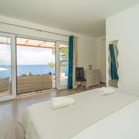 빌라 Beachfront Grski Rat Korcula With Pool By Adriaticluxuryvillas *